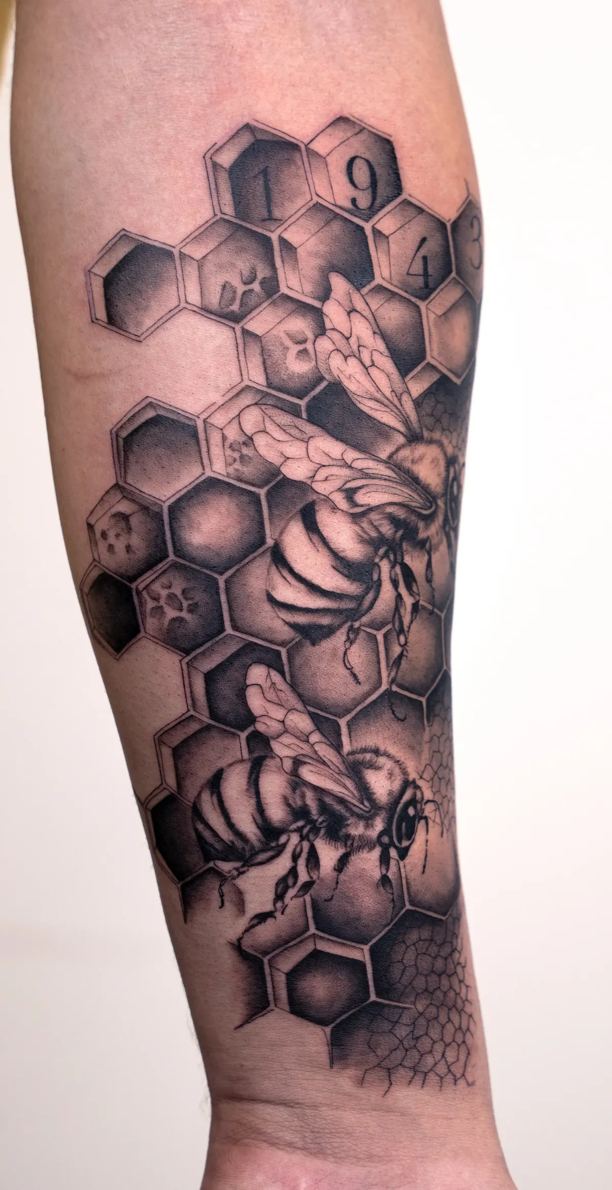 Bee realism tattoo by Hugo Gonzalez