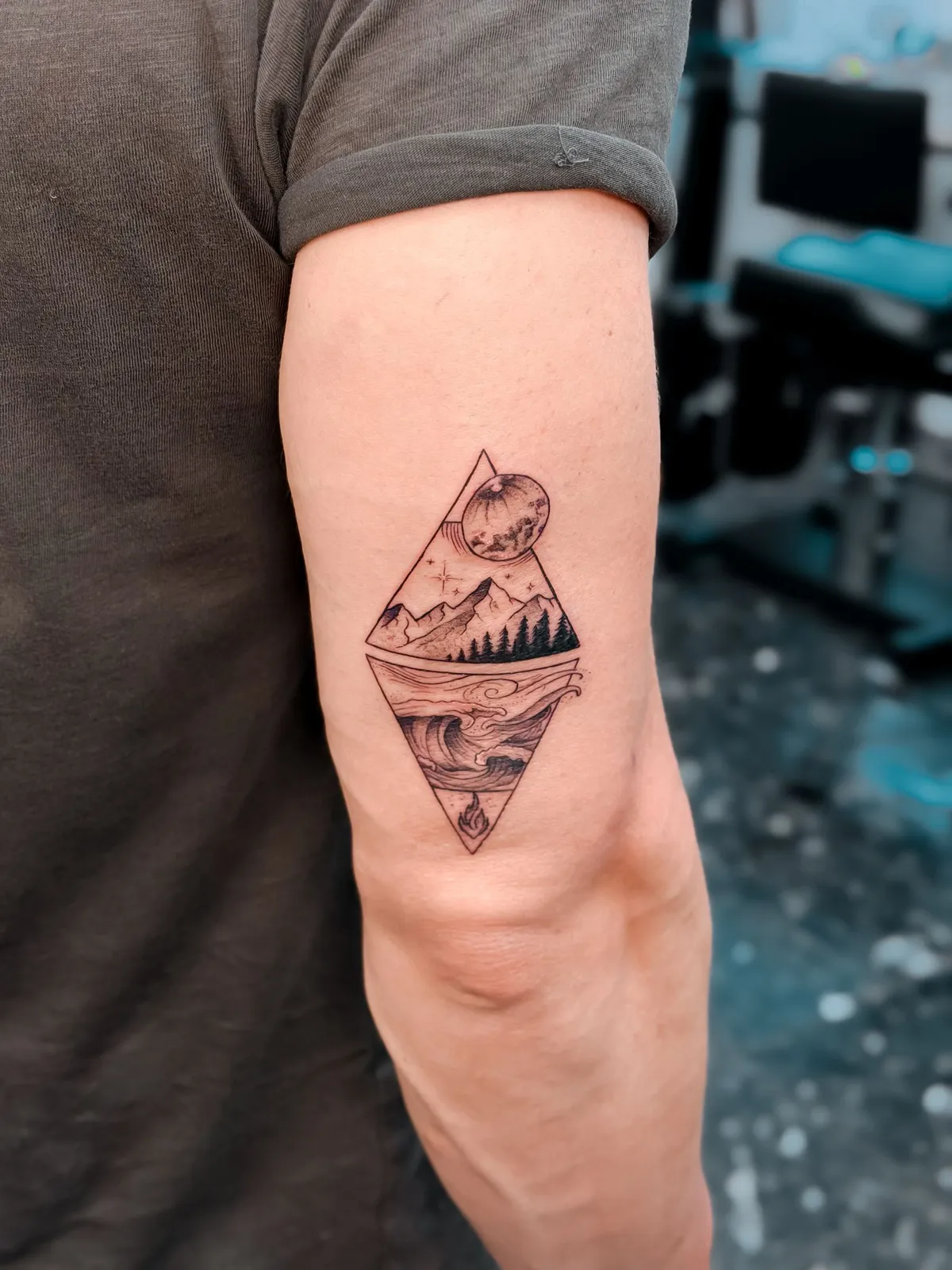 Fine line diamond framing mountains, sun and sea by Hugo Gonzalez